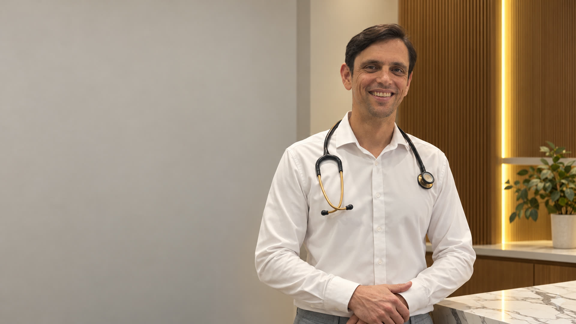 Dr. Diogo Vinicius, pediatra, com estetoscópio no consultório